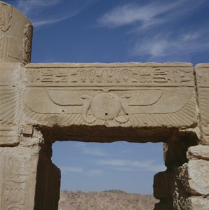 Arquitrabe con tallado, del Templo de Isis